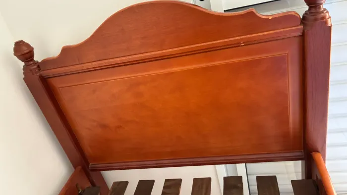 Cama em mogno legítimo