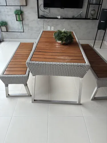Mesa e dois bancos com pé de alumínio, tampa de madeira de lei e fibra natural 
