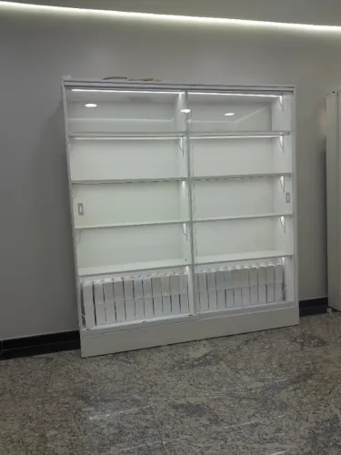 2 Estantes vitrines Mdf resistente, portas de vidro e luz de led.