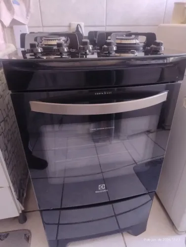 Vende-se fogão Eletrolux Pérola Negra com vidro temperado,4 bocas,forno.