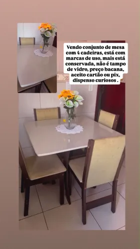 Mesa com quatro cadeiras
