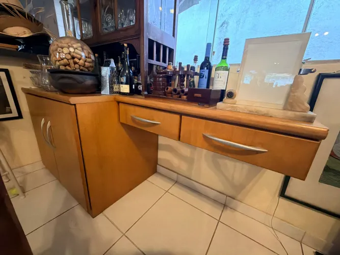 Sapateira com escrivaninha fixa na parede