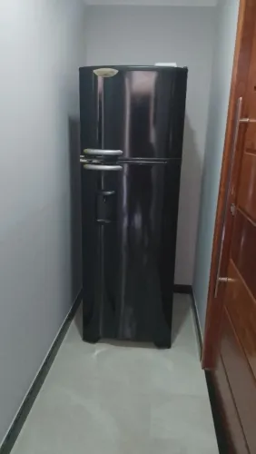 Vendo geladeira semi nova Eletrolux dispenso curiosos.