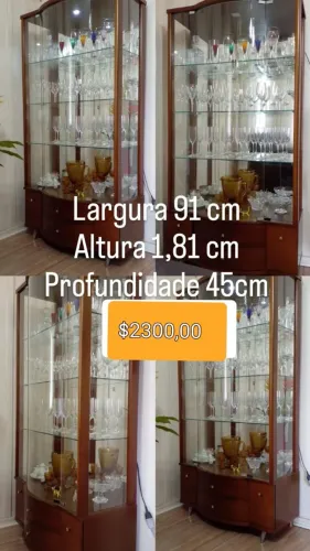 Cristaleira em madeira e vidro porta abaulada, espelho no fundo semi nova sem riscos .