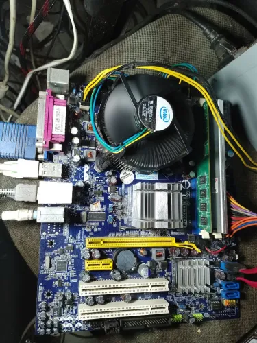 Placa mãe 775 CORE 2QUAD Q8200 2.33GHZ COM HD DE 250GB OK