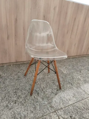Cadeira compe deadeira e assento transparente