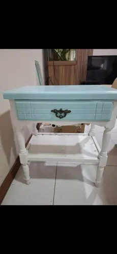 Mesinha de cabeceira azul bebê