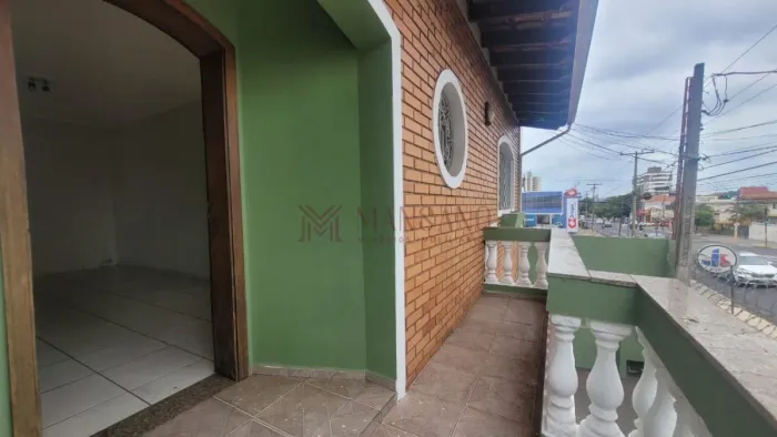 Casa para venda e locação na Avenida Duque de Caxias, Bauru