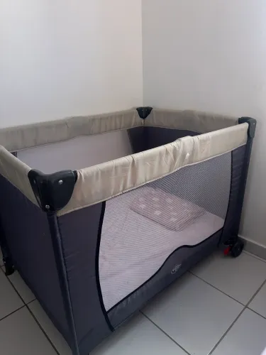 Berço cercado já com o colchão 