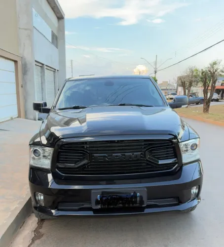 Ram Classic Laramie Night Edition 5.7 V8 16V Gasolina 4X4 Aut. 2023