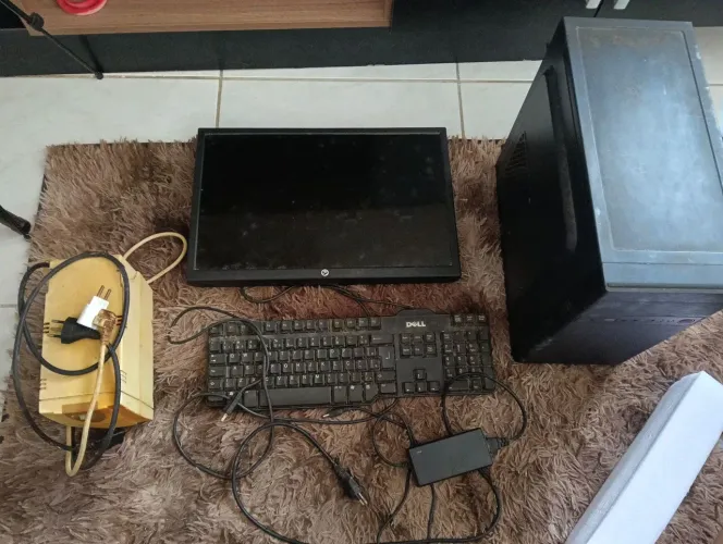 Computador para retirada de peças, ele liga mas depois desliga. Pra quem Quiser consertar