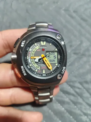 Relógio Citizen meia lua Titanium sensor on
