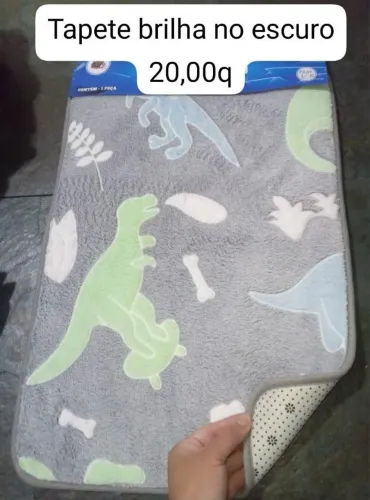 Tapete dinossauro que brilha no escuto e tem anti derapante 