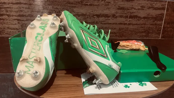 Chuteira umbro admand 