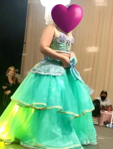 Promoção para hoje lindíssimo vestido de sereia infantil veste até 15 anos 