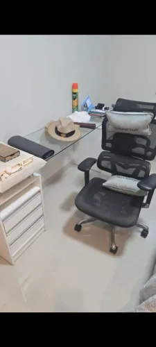 Mesa e cadeira para escritório.