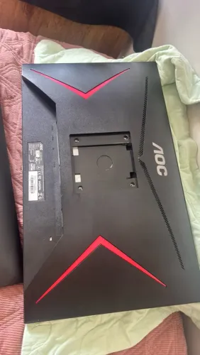 Monitor Gamer AOC 144Hz com suporte articulado- tela quebrada- para peças ou conserto