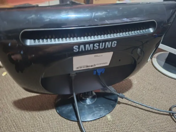 MONITOR SAMSUNG 16 polegadas, estado de novo, vga, nao vem com cabos
