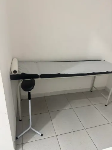 Cama tipo maca para consultório ou salão de beleza e estética 