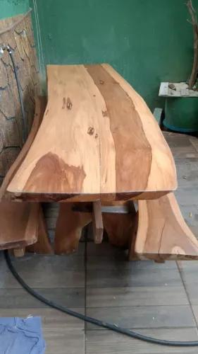 Mesa rústica de madeira