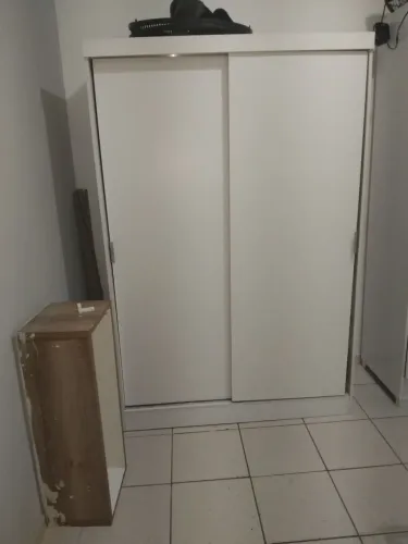 Vende-se guardar Roupas
