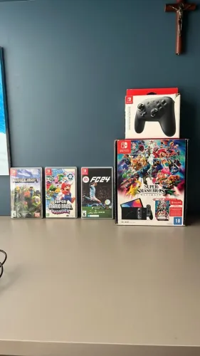 Nintendo Switch OLED Smash Bros + Pro Controller + 3 Jogos Físicos + Caixas