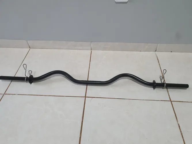Barra W musculação.