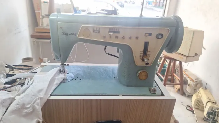 Vendo maquina de costura toda de ferro que costura coisas grossa e fina e faz reta e zig z