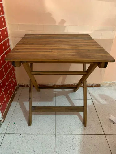 Mesa dobrável de madeira