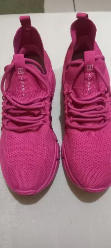 Vende-se esse Tênis solado alto estilo sneaker confortável da Ramarim .