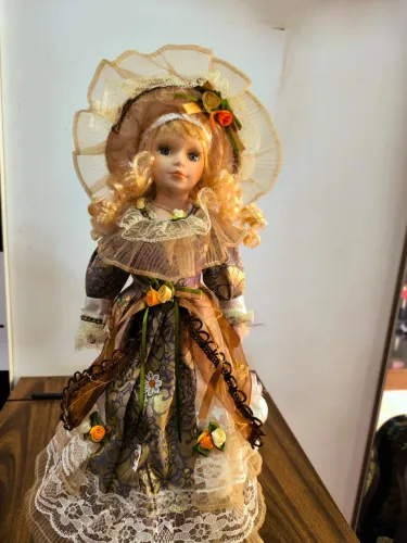 Boneca em porcelana antiga com pedestal