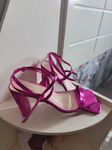 Sandália rosa metálica com salto alto