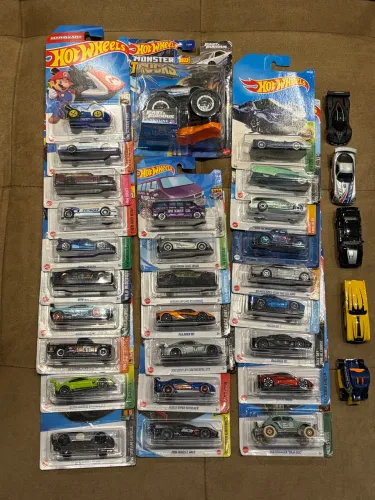 Lote com 32 Hot Wheels