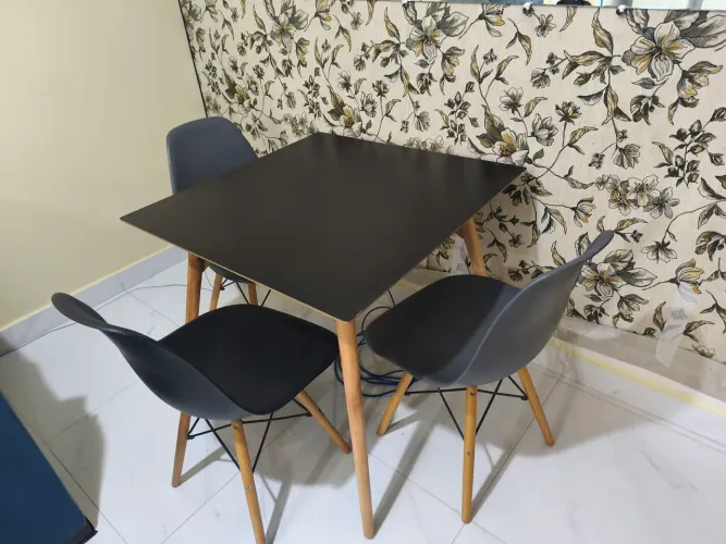 Mesa e cadeiras retrô 