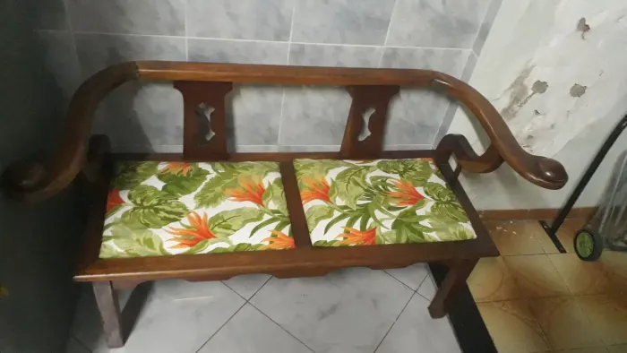 Namoradeira em madeira 