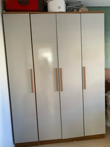 Vende se guarda-roupa