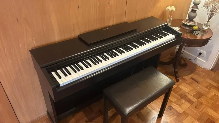 Piano Digital Yamaha YDP-144R com banco - Excelente estado