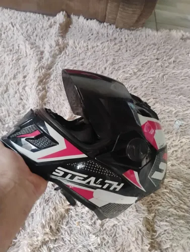 Este é um capacete fechado Pro Tork Stealth Concept nas cores branco e rosa,