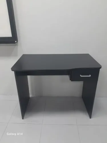 Escrivaninha preta em mdf