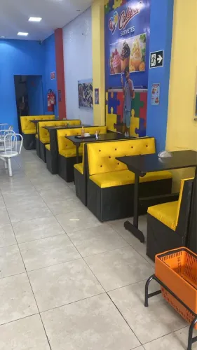 Bancos mesas e cadeiras