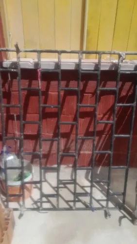Duas grades de ferro cada uma $100 só janela $150