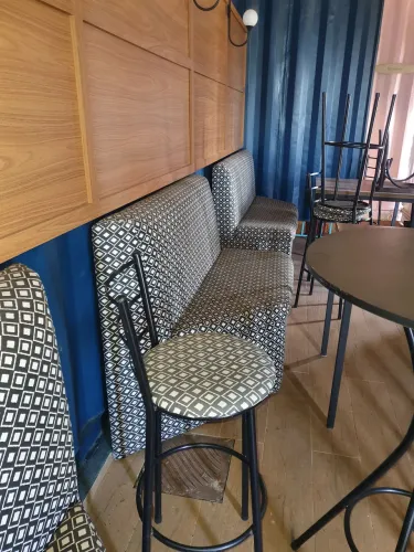 CONJUNTO DE SOFÁS E MESA REDONDA COM BANQUETAS 