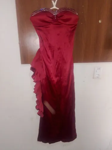 Vende se vestidos de festa