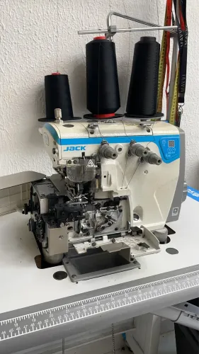 Máquina Jack Overloque. Vendo ou troco em uma ponto cadeia