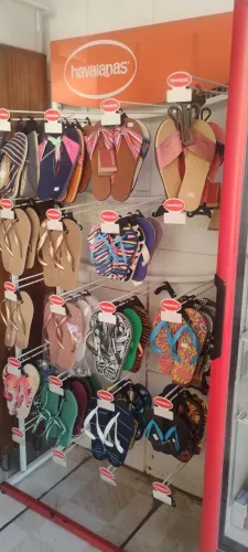 Suporte de havaianas com chinelos
