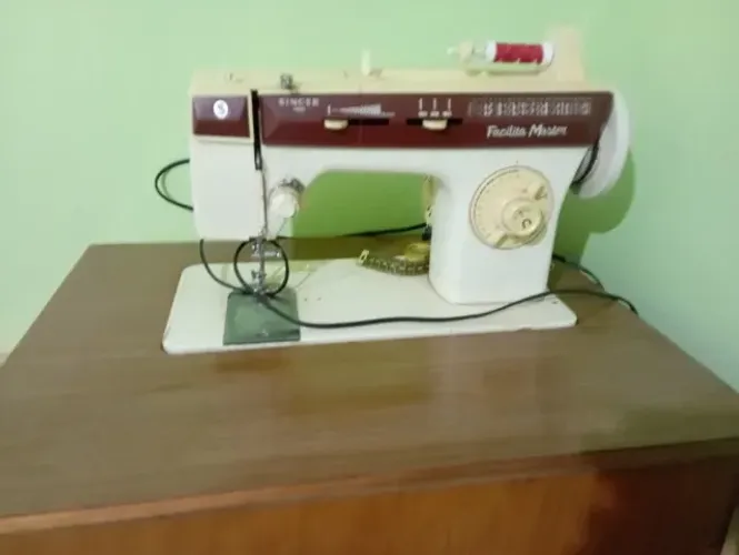 Máquina de Costura Singer
