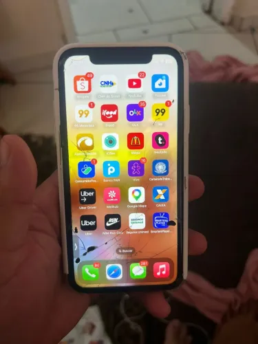 iPhone XR trincado porém funcionando perfeitamente 