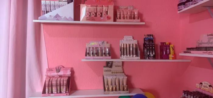 Vendo loja completa com todos os produtos, e prateleiras e uma ilha 