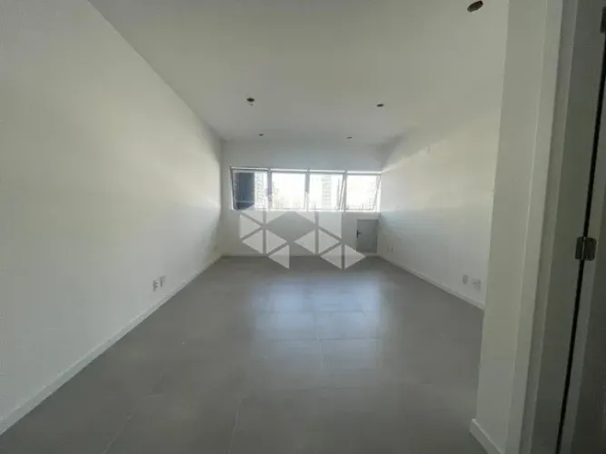 SALA COMERCIAL À VENDA NO ESTREITO COM 29 M² PRIVATIVOS