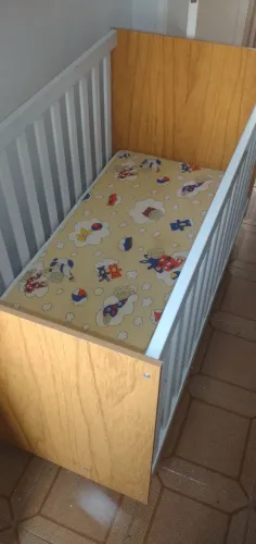 Vendo berço com colchao e varal semi novo